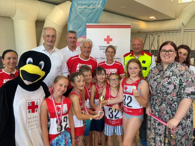 Der Pokal des Pinguin Cups in Altenmarkt ging an das Team „Die Besten der Besten“ der Volksschule Tenneck. Von links: Michaela Joeris (Jugendrotkreuz Salzburg), Bgm. Josef Steger, Erik Kerwer (Geschäftsführer, Erlebnistherme Altenmarkt), Robert Tschaut (Landesreferent für Schwimmen des Salzburger Jugendrotkreuzes), Andrea Neuhofer ( Jugendrotkreuz Salzburg), Bert Neuhofer (Vizepräsident, Rotes Kreuz Salzburg), Carina Reiter (Abgeordnete zum Nationalrat) und Stephanie Salchegger. | Foto: Rotes Kreuz Salzburg