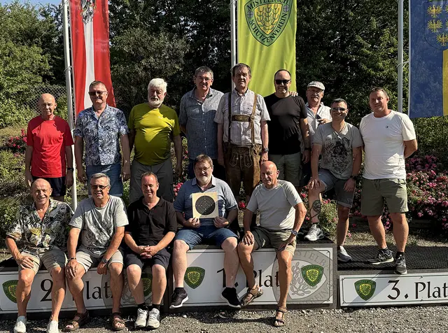 ﻿Martin Ehrentraut, Manfred Schmid, Josef Wernhart, Hannes
Schiller, Johann Fittner, Harald Czech, Johann Stöler, Tomas Schrenk, Daniel Müllner,
davor - Franz Stober, Heinz Bauer, Franz Swobota, Hannes Sarrer, Josef Petschka. | Foto: Herbert Ullmann Schützenverein-Mistelbach  