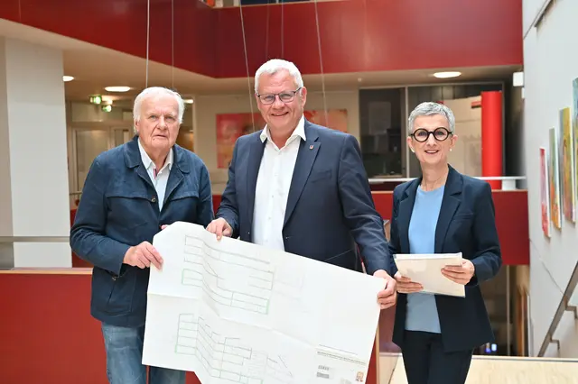 Bürgermeister Thomas Steiner mit dem ehemaligen Baudirektor Gerhard Linortner und Standesamtsleiterin Ingrid Schwarz, deren Vater Alois Schwarz zu der Zeit amtierender Bürgermeister war. | Foto: Eisenstadt