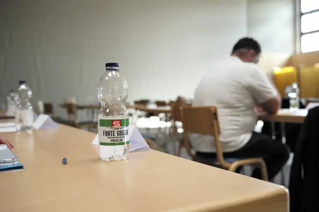 Hitze schreit nach Wasser. Und diese Flasche spiegelte (nahezu) alle Farben im Gemeinderat wider. | Foto: Santrucek