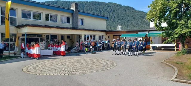 Die Feier zu Ehren von Pater Rolli in Obsteig in würdigem Rahmen mit der Pfarrgemeinde. | Foto: Gemeinde Wildermieming