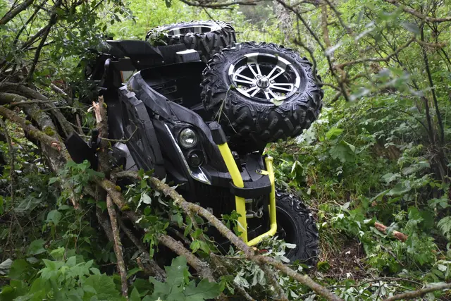 Mehrere Verkehrsunfälle beschäftigten am Sonntag  die Einsatzkräfte in Tirol. In Hainzenberg und Thierberg stürzten Fahrzeuge von der Fahrbahn ab, in Kematen wurde eine 15-jährige Mopedlenkerin bei einer Kollision mit einem Pkw verletzt. (im Bild Hainzenberg) | Foto: zoom.tirol