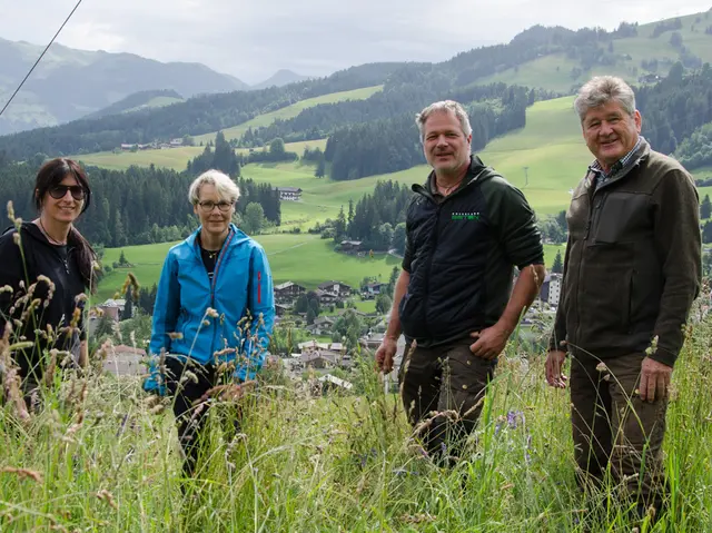 Rehkitzretter am Gaisberg von Kirchberg (v.l. Daniela Kogler, Johanna Ehrensberger, Stefan Kogler und Hubert Linthaler)