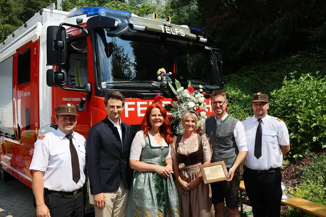 Bei der Fahrzeugsegnung in Mösern: Kommandant-Stv. Mario Schrott, Vize-Bgm. Johannes Augustin, LR Cornelia Hagele, Gotl Martina Schennach, Bgm. Christian Härting und Kommandant Matthias Hagele. | Foto: MG Telfs/Hackl