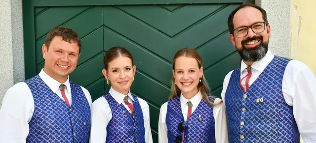 Von links: Stabführer Michael Deibl, die Musikerinnen Magdalena Stoiber und Jana Duschlbauer sowie Kapellmeister Thomas Plöchl. | Foto: Erwin Pramhofer
