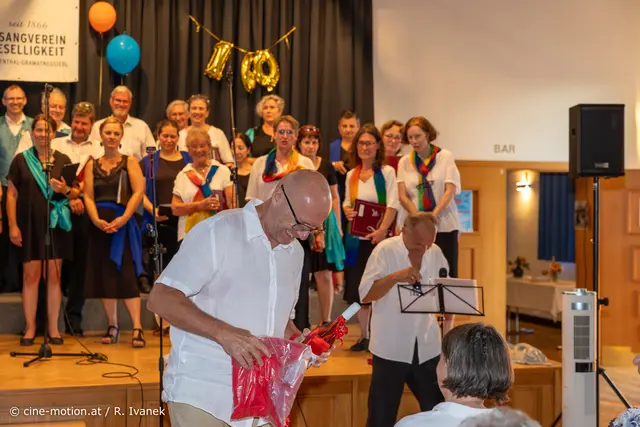 Bürgermeister Thomas Schwab wird mit Wein und einem Chor-T-Shirt gedankt. | Foto: cine-motion.at / R. Ivanek