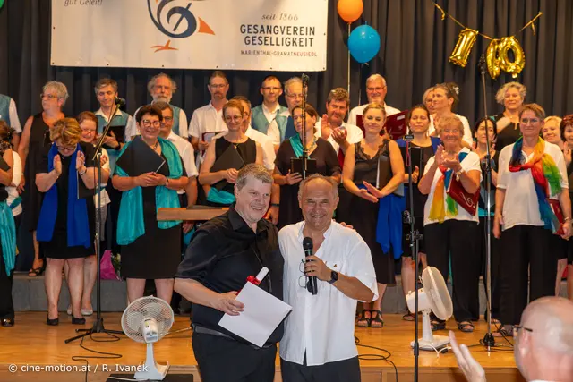 Großer Dank des Obmannes Wolfgang Szuchar an seinen Chorleiter Kurt Martin Herbst. | Foto: cine-motion.at / R. Ivanek