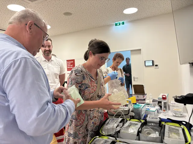 Beim Rettungsdienst konnten Interessierte selbst Hand anlegen und den Alltag der Sanitäter kennenlernen. | Foto: Alexandra Goll