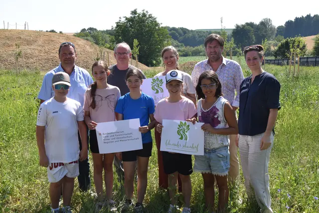 Präsentation der "Lebensader Schandorf": Mateo, Laura, Lina, Larissa und Clarissa (vorne), Vizebürgermeister Werner Gabriel, Klaus Michalek (Naturschutzbund), Landeshauptmannstellvertreterin Anja Haider-Wallner, Bürgermeister Bernhard Herics und Marlene Hrabanek-Bunyai (Projektleiterin) | Foto: MeinBezirk/Michael Strini