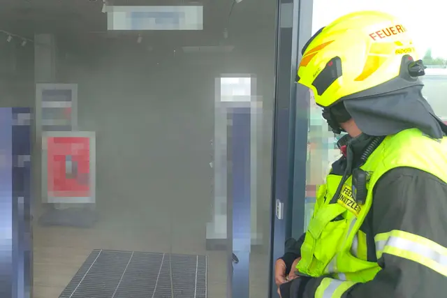 Der Nebel löste in Folge mehrere Rauchmelder der Brandmeldeanlage aus. | Foto: FF Waidhofen/Thaya