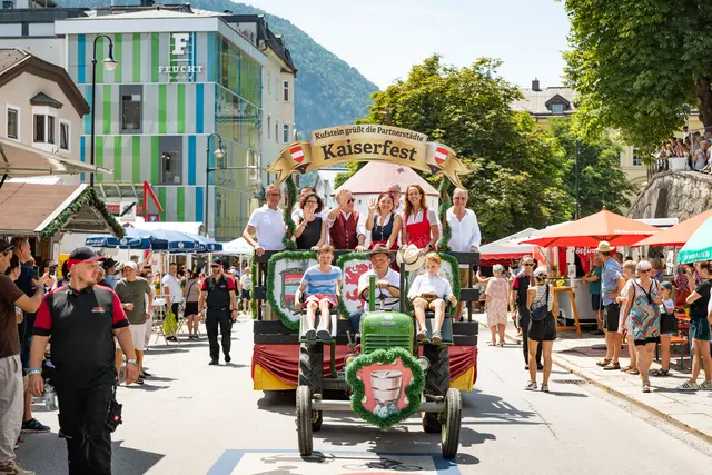 Auf dem Festwagen befanden sich Bürgermeister Martin Krumschnabel, Katharina Reisinger (Organisation für die Stadtgemeinde), Gudrun Windhofer (Obfrau des Kaiserfestvereins), die Vertreter der Städtepartner aus Frauenfeld, Rovereto und Langenlois, sowie Horst Steiner (Beauftragter der Städtepartnerschaften für die Stadt Kufstein).  | Foto: Thomas Mix