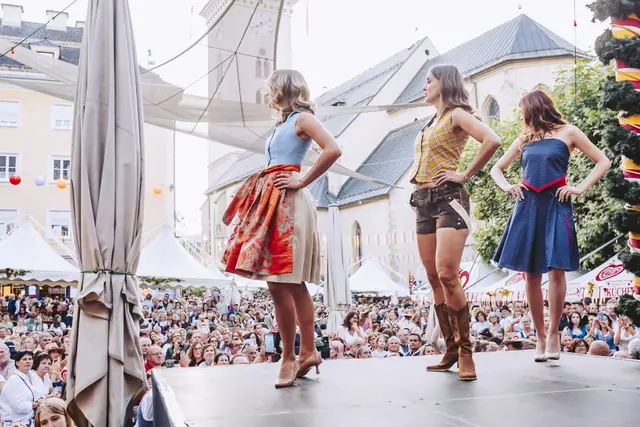 Ein Highlight am Rathausplatz wird auch heuer wieder die Modenschau sein. | Foto: Marta Gillner