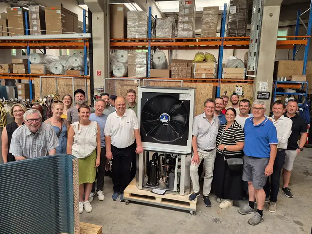 Rund 20 Vertreterinnen und Vertreter der KEM-Gemeinden machten sich ein Bild von innovativen Energieprojekten und erfolgreichen Unternehmen wie Lambda Wärmepumpen.  | Foto: KEM Hohe Salve