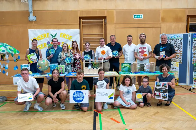 KEM-Managerin Isabella Schaberl, Dominik Frisch und Lisa Wolf von der MS Deutsch Goritz, Astrid Lamminger und Viktoria Neubauer von der VS Ratschendorf, die Bürgermeister David Tischler und Reinhold Ebner, Alexander Genser und Michael Jud von der Mittelschule St. Peter am Ottersbach, Bernd Wieser vom Verein L.E.i.V. (hinten v. l.) sowie Paul, Sarah, Florian, Sofia, Elisa und Tim mit Maria Eder von der LEA (vorne v. l.)