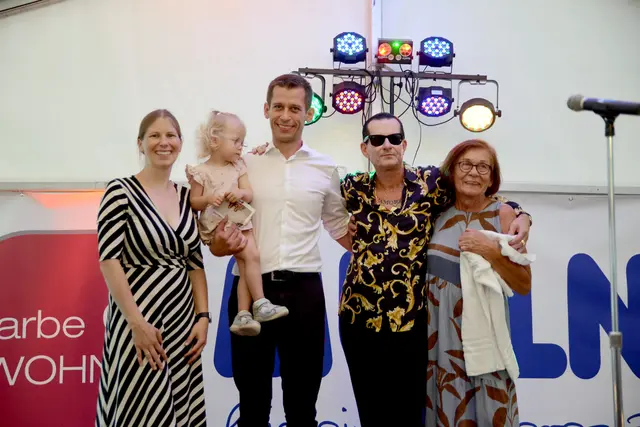 Lukas Müllner mit Familie und Michael Patrick Simoner | Foto: Farbe & Wohnen Müllner