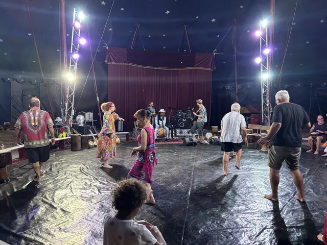 Das Publikum tanzte zu Adama Dicko´s starken Rythmen. | Foto: Rosenberger Victoria