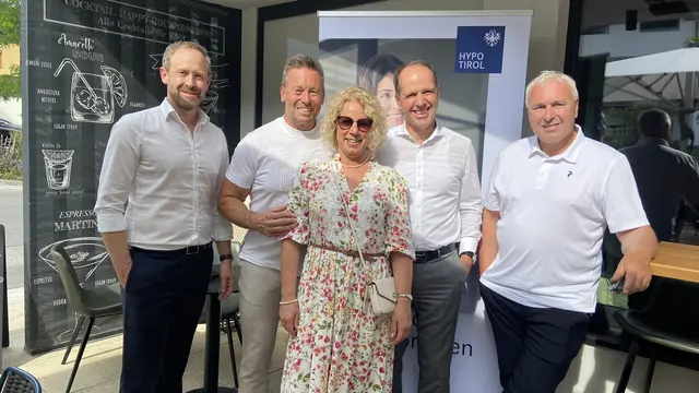 v.l.n.r. Christian Jäger (Bereichsleiter Firmenkunden Hypo Tirol Bank), Bruno und Manuela Hörtnagl (AUSTRIALPIN GmbH), Markus Hildmann (Vorstand Hypo Tirol Bank), Michael Bacher (Hotel Brugger) | Foto: Hypo Tirol Bank