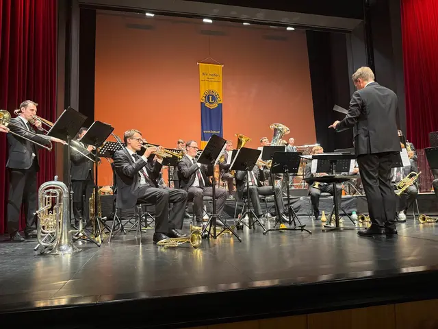 Der Lions Club Wels Pollheim bot den vielen Zuschauern mit der Vienna Brass Connection ein großes Musikerlebnis im Welser Stadttheater. | Foto: Grillmair