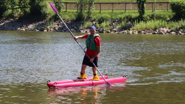 Skijak-Fahrer am Wasser