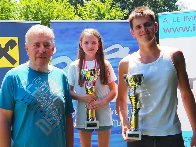 Lenzinger Stadtmeister im Schwimmen 2026
v. l. n. r.: Sportreferent Josef Zauner, Stadtmeisterin Helene Thurnhofer, Stadtmeister Tobias Haberl | Foto: Stefanie Krechl