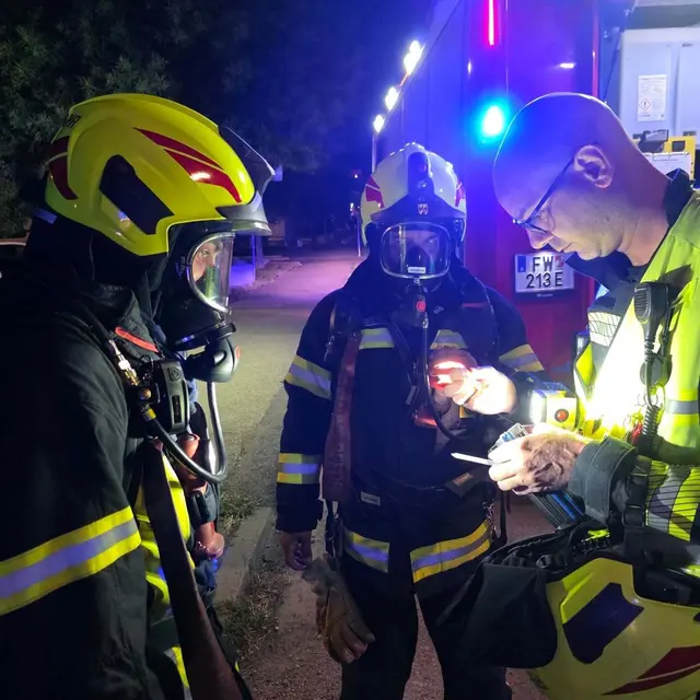 Gemeinsam mit mehreren Streifen der Landespolizeidirektion Burgenland und dem Roten Kreuz wurden unverzüglich die erforderlichen Sicherheitsmaßnahmen eingeleitet und im weiteren Einsatzverlauf die Feuerwehren St. Georgen und Neufeld zur Unterstützung nachalarmiert. | Foto: FF Eisenstadt