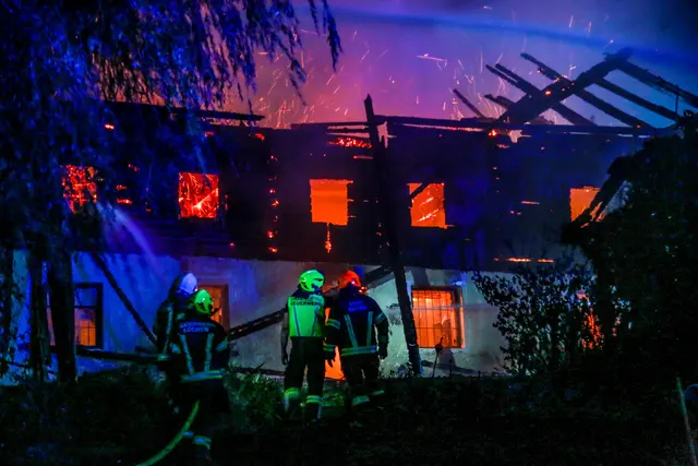 Nächtlicher Einsatz für 20 Feuerwehren in Lochen am See. Trotz Großaufgebot brannte das Wirtschaftsgebäude völlig aus. | Foto: Manfred Fesl