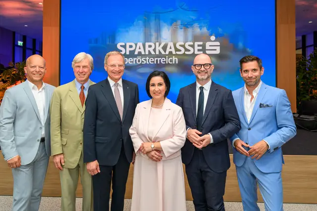 Martin Punzenberger (Vorstandsdirektor Sparkasse OÖ), Georg Starhemberg (Präsident Verein Sparkasse OÖ), Landeshauptmann Thomas Stelzer, Stefanie Christina Huber (Generaldirektorin Sparkasse OÖ), Bürgermeister Dietmar Prammer, Manuel Molnar (Vorstandsdirektor Sparkasse OÖ) | Foto: Sparkasse OÖ/W. Kerschbaummayr