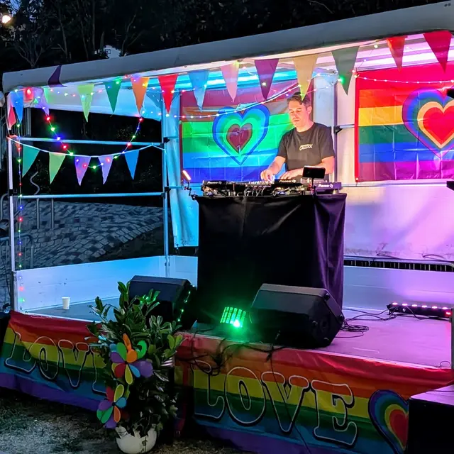 Guten Sound gab's von der extra gebauten Regenbogen-Bühne. | Foto: NEOS Pressbaum
