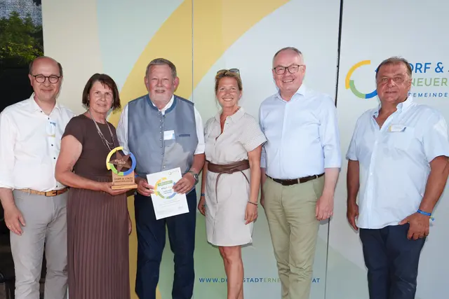 Für ihren Einsatz für Gemeinschaft, Brauchtum und Ortsentwicklung erhielten die Dorfheldinnen und Dorfhelden Urkunden und Trophäen. | Foto: NÖ Dorf- und Stadterneuerung