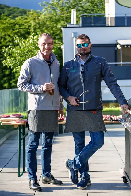 Geschäftsleiter Emil Mackowiak an der Grillzange. | Foto: Lichtpunktfotografie