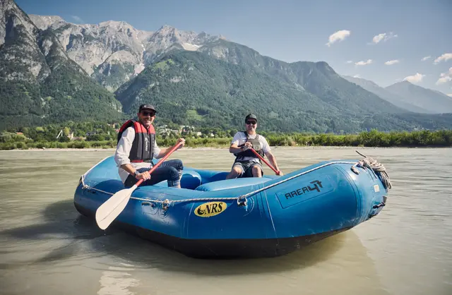 Peter Paul Mölk (l.), Obmann von Innsbruck Tourismus, und Christian Schnöller (r.), Geschäftsführer der AREA 47, freuen sich über die Zusammenarbeit. | Foto: Innsbruck Tourismus