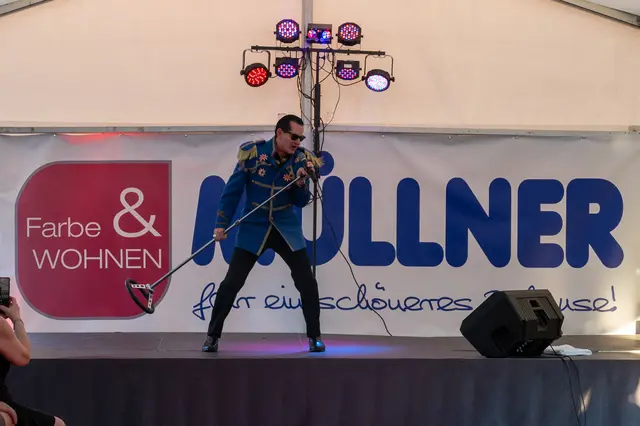 Mitreißende Falco-Shov von Michael Patrick Simoner | Foto: Farbe & Wohnen Müllner