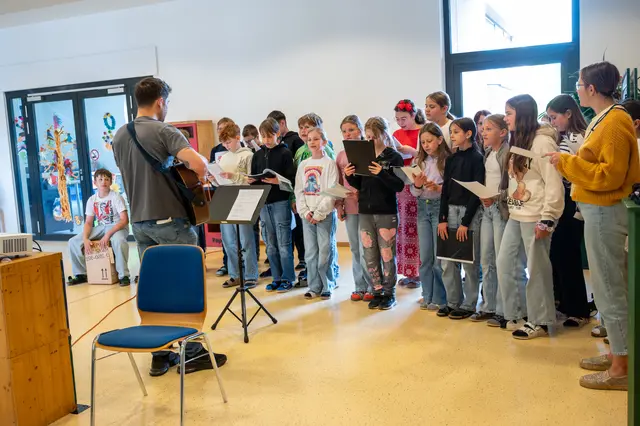 Ein Chor stimmt gemeinsam ein Musikstück an.