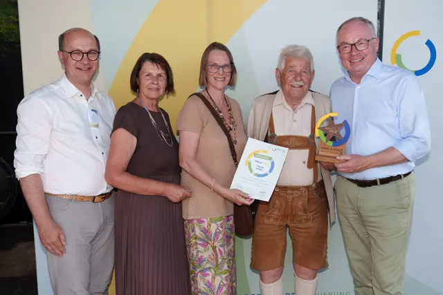 Leobersdorf: Präs. Johannes Pressl, Obfrau Maria Forstner, GR Margit Federle, Dorfheld Franz Nöbel, LH-Stv. Stephan Pernkopf. | Foto: Josef Bollwein