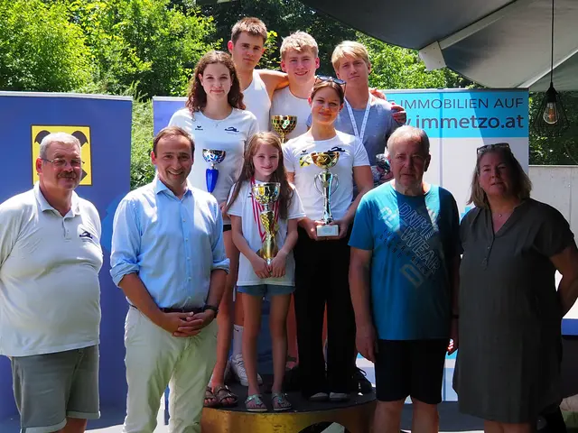Alle Stadtmeister im Schwimmen 2026 mit Vertretern der Gemeinden (v. l. n. r., links: VB-Gemeinderat Helmut Krechl, Vizebürgermeister VB David Soucek-Hofmann, rechts: Sportreferent Lenzing Josef Zauner, Vertreterin des SK Gmunden Inge Krebs-Hinterwirth) | Foto: Stefanie Krechl