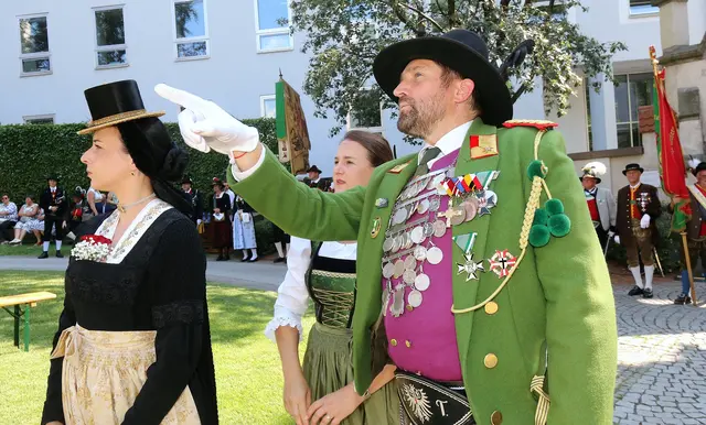 Der Weg für das Abschreiten der Front wurde von Landeskommandant Mjr Thomas Saurer genau festgelegt. Ordnung muss eben sein.