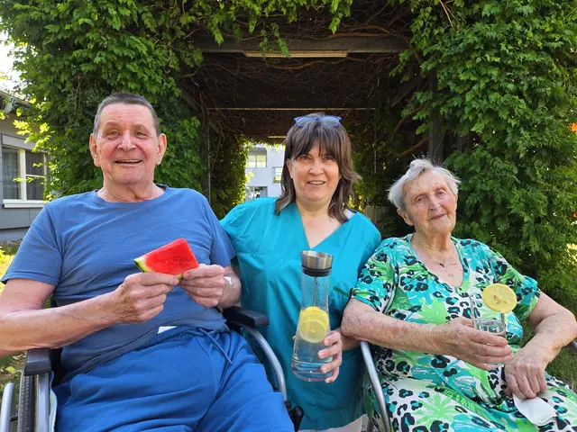 Auch im PBZ Zistersdorf sitzt man morgens gerne im Schatten und genießt ein Glas Wasser oder ein Stück Wassermelone  - vlnr.: Bewohner Gerhard Hinnerth, Managerin Ehrenamt und Alltagsbegleitung Gudrun Kissler, Bewohnerin Marianne Neuhuber
 | Foto: PBZ Zistersdorf
