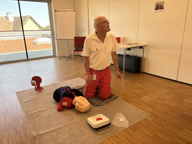 Beim Rettungsdienst konnten Interessierte selbst Hand anlegen und den Alltag der Sanitäter kennenlernen. | Foto: Alexandra Goll