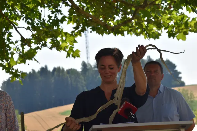 Marlene Hrabanek-Bunyai präsentierte eine Schlangenhaut. | Foto: MeinBezirk/Michael Strini
