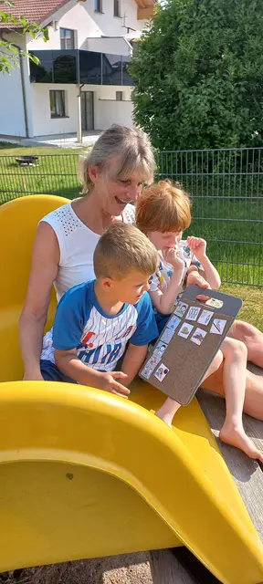 Kindergartenleiterin Egger "hört" mit Hilfsmitteln. | Foto: Lebenshilfe OÖ