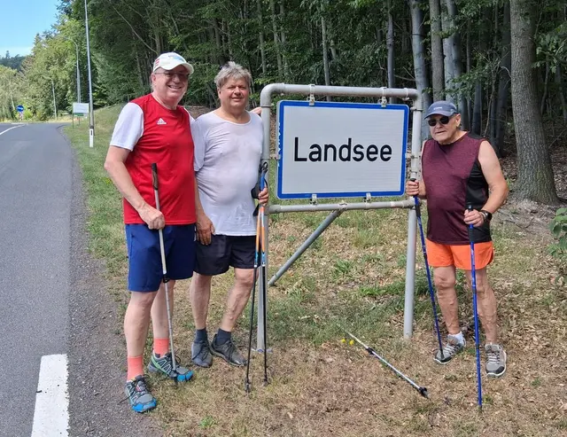 Beim Power-Walking nach Landsee: Werner Schöll, Erwin Grössing und Walter Kalod. | Foto: Werner Schöll