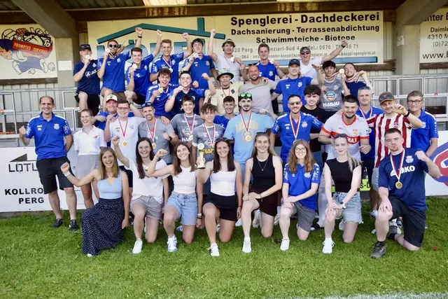 Meisterjubel beim Reserveteam; vorne ein Teil der Damenmannschaft von Perg/Windhaag. | Foto: Askö Perg