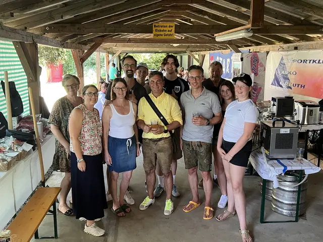 Familien-Sommerfest des SK Askö Greuth: Obmann Markus Ronacher (hinten links) und sein Team konnten unter den zahlreichen Gästen auch Völkermarkts Bürgermeister Markus Lakounigg (vorne Mitte) begrüßen. | Foto: SK ASKÖ Greuth