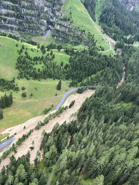 Nach den Starkregenfällen am Sonntag gingen drei Muren auf die private Kaunertaler Gletscherstraße im Gemeindegebiet von Kaunertal ab. | Foto: Bernhard Raich
