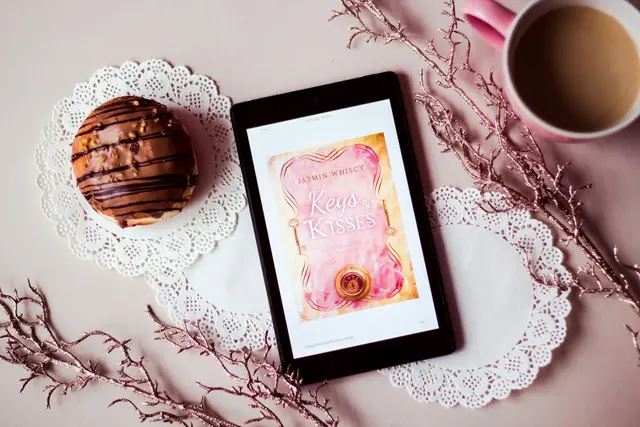 Ob zuhause, im Urlaub oder vor dem Einschlafen – der E-Reader darf nicht fehlen. Wer noch auf der Suche nach dem passenden Gerät ist, wird in unserer Liste fündig. | Foto: Unsplash / Jasmin Whiscy