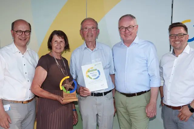 Weitersfeld: Präs. Johannes Pressl, Obfrau Maria Forstner, Dorfheld Leopold Nowak, LH-Stv. Stephan Pernkopf und Bürgermeister Stefan Mader. | Foto: Josef Bollwein