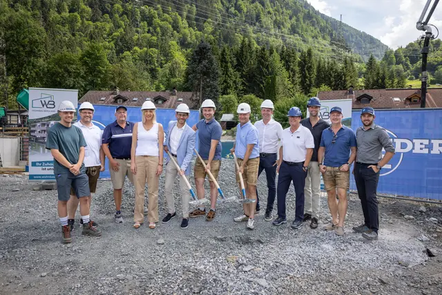 v.l.n.r.: Ing. Franz Josef Eder (Baufirma) – Franz Eder Bau Ges.m.b.H, Gerald Wiener (Gemeindevertretung) – Gemeinde Kaprun, Günther Eder (Baufirma) – Franz Eder Bau Ges.m.b.H, Michaela Wimmer (Gemeindevertretung) – Gemeinde Kaprun, Dir. Dr. Philipp Radlegger (Obmann/Geschäftsführer) – Wohnbau Bergland, Bgm. Domenik David – Gemeinde Kaprun, BM Ing. Michael Wenghofer (Architekt) – MW Baumanagement GmbH &amp; Co KG, BM DI Joachim Resch (Vorstand/Leitung technische Abteilung) – Wohnbau Bergland, Bmst. Ing. Franz Eder (Baufirma) – Franz Eder Bau Ges.m.b.H, Vzbgm. Christoph Schett – Gemeinde Kaprun, Herbert Hamoser (Gemeindevertretung) – Gemeinde Kaprun, DI (FH) Lukas Herzog (Bauleitung) – Wohnbau Bergland. Foto: Nikolaus Faistauer / agentur-dreirad.at | Foto: Nikolaus Faistauer/agentur-dreirad.at