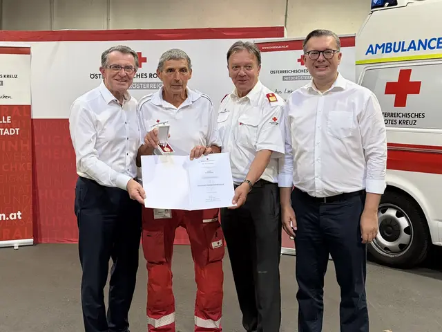 Die Verdienstmedaille in Gold um besondere Verdienste um das Österreichische Rote Kreuz erhielt Alois Doria. v.l. Blaulichtstadtrat Franz Piribauer mit Alois Doria, Werner Kraut, Matthias Zauner | Foto: RKNÖ / Presseteam Rotes Kreuz Wiener Neustadt