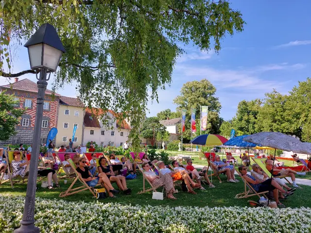 Kulturliebhaber dürfen beim Welser Lesefest 2026 erneut im Burggarten Platz nehmen. | Foto: Lirau