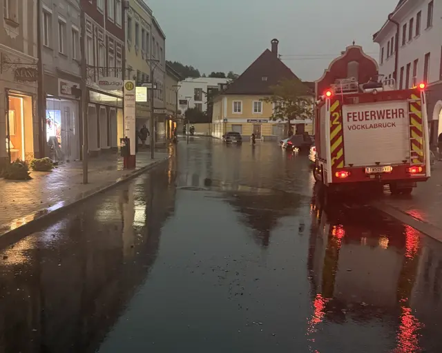 Die Straßen in Vöckalbruck standen stellenweise bis zu 30 Zentimeter unter Wasser. | Foto: FF Vöcklabruck